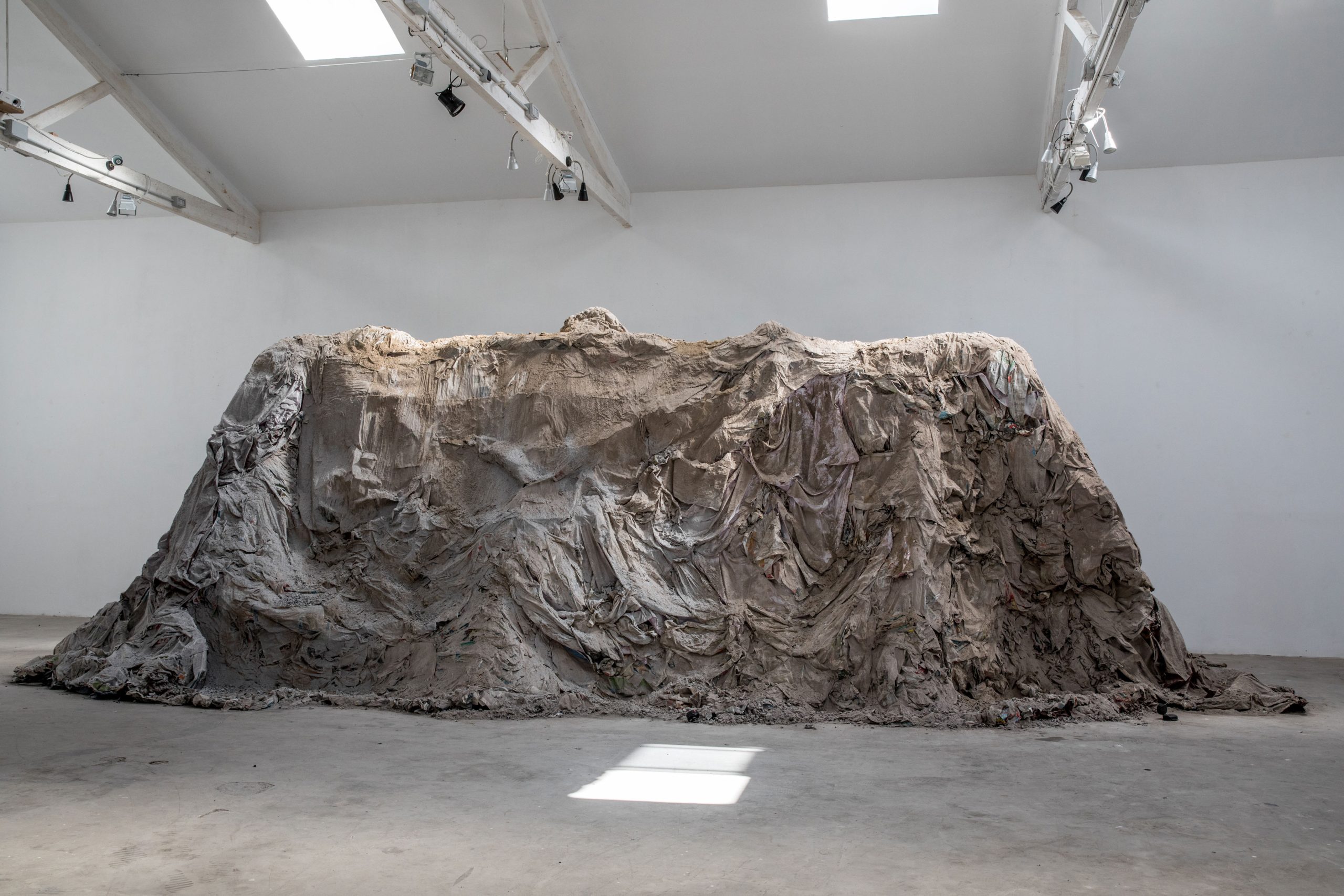 St Elias Hill, 2018, 500kg of ash collected from Barcelona, glue, paper mache, wood and mesh, 276 x 820 x 320 cm. Photo by Vitor Schietti