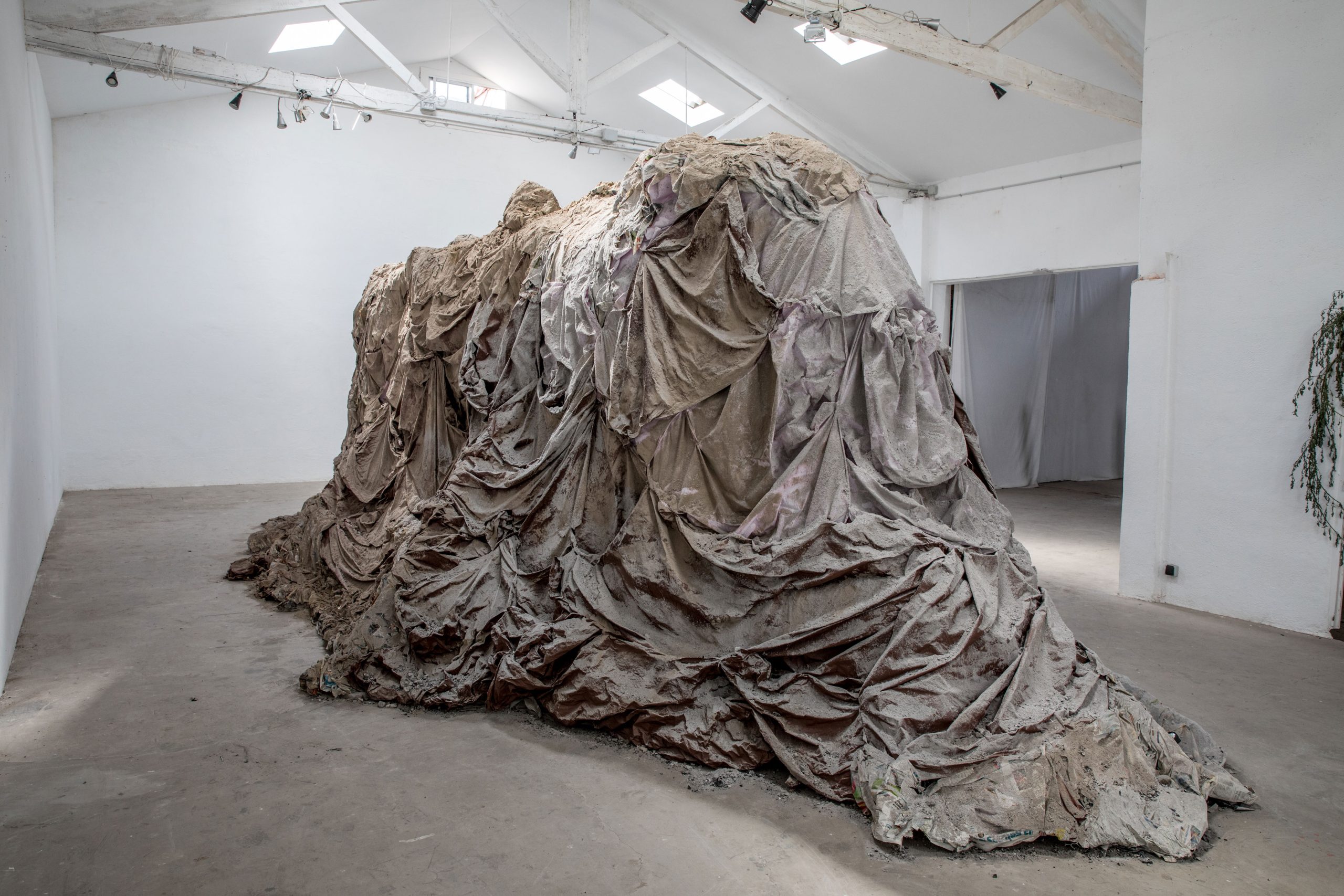 St Elias Hill, 2018, 500kg of ash collected from Barcelona, glue, paper mache, wood and mesh, 276 x 820 x 320 cm. Photo by Vitor Schietti