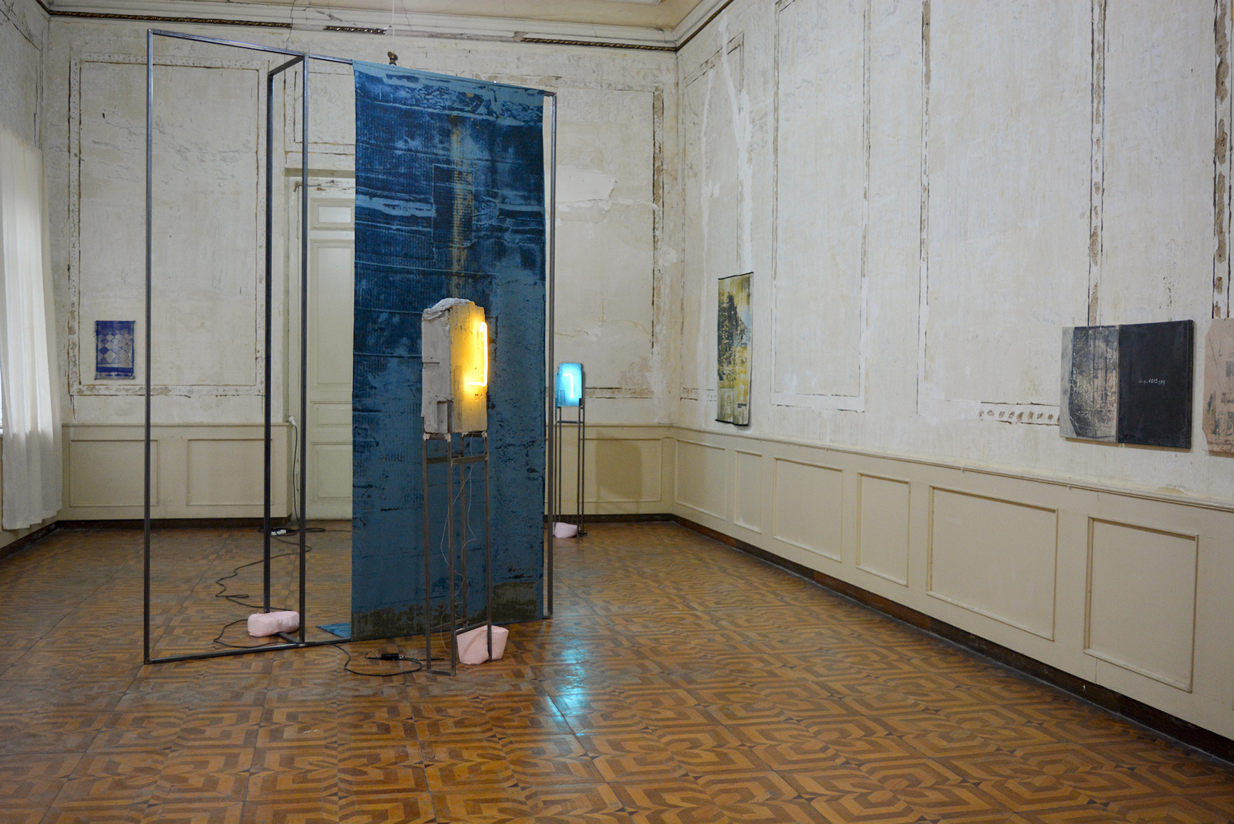 In Between, 2017, Steel, jacquard weaved tapestries, pigmented plaster, neon, acrylic on canvas, Dimensions variable.
Solo exhibition at Tbilisi Silk Museum, Georgia. Installation view. Image courtesy the artist and Tbilisi Silk Museum.

