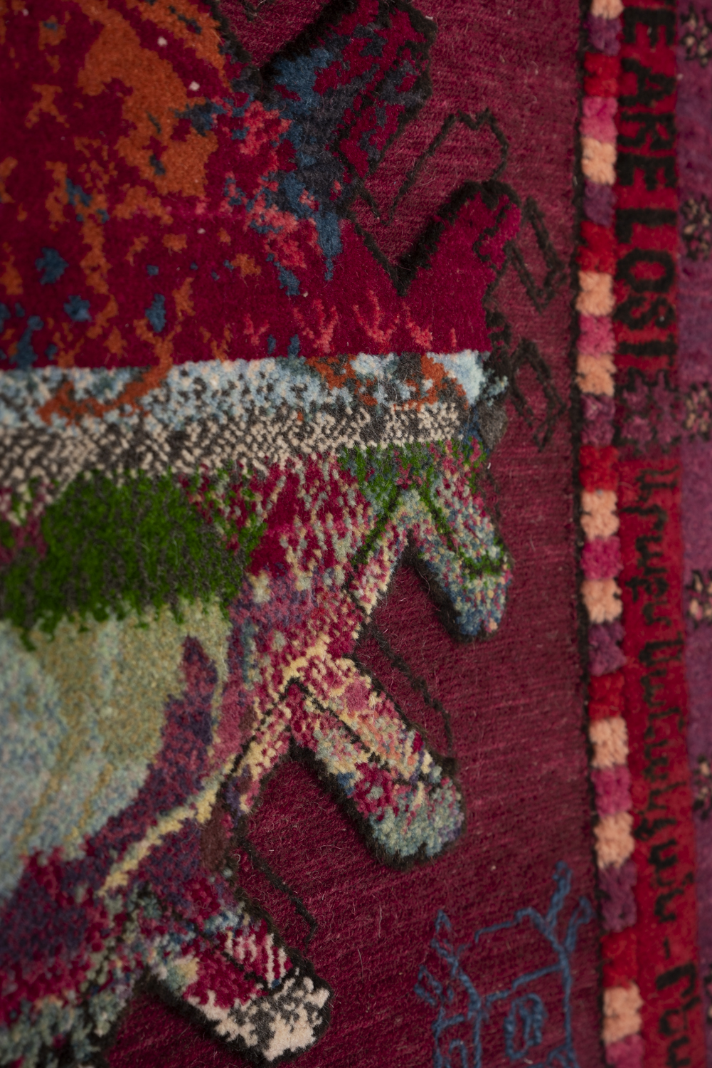 Araks Sahakyan & Rebecca Topakian, Vordan Karmir (detail), 2022, Handwoven rug, made in Tsovagyugh, Armenia, Natural wool, natural and non natural dyes, 100 x 170 cm 
With the support of Bourse Transverse - ADAGP, FreeLens and Sometimes Éditions.